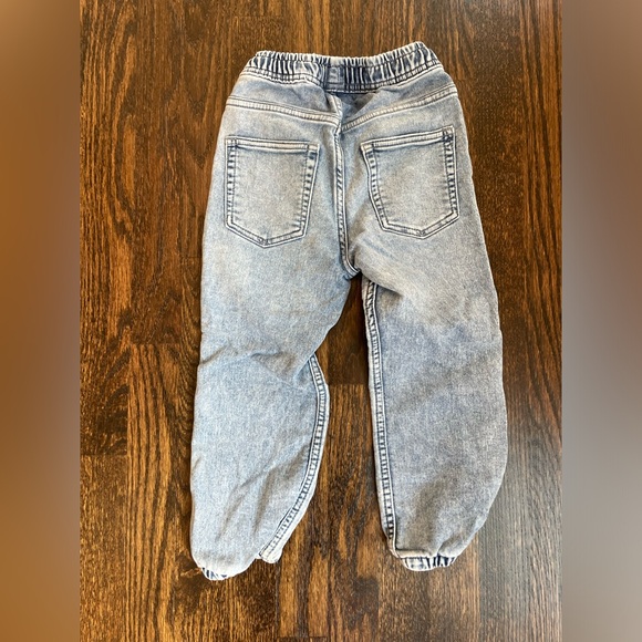 Size 5 Like New Condition Gap jeans - Picture 4 of 4